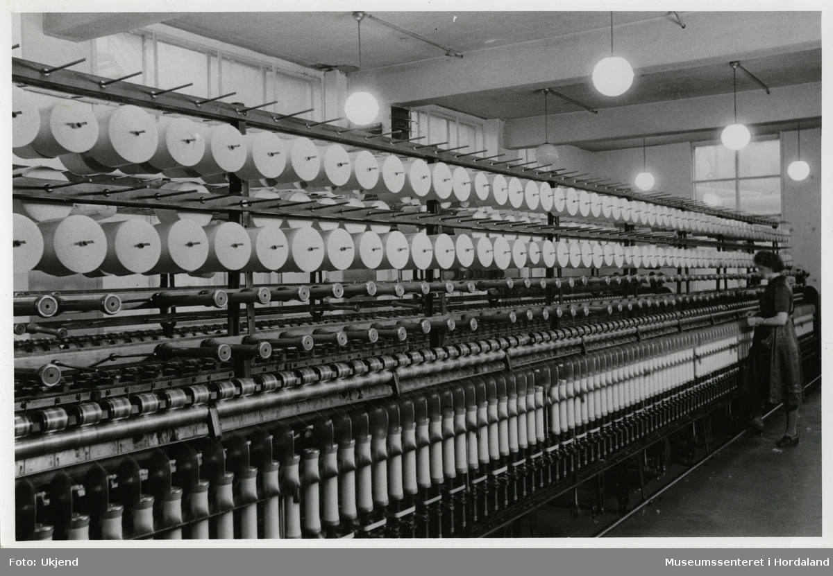 Ulike ledd i produksjonen ved Trengereid Fabrikker, truleg ca. 1950-52: kvinne ved spolemaskin