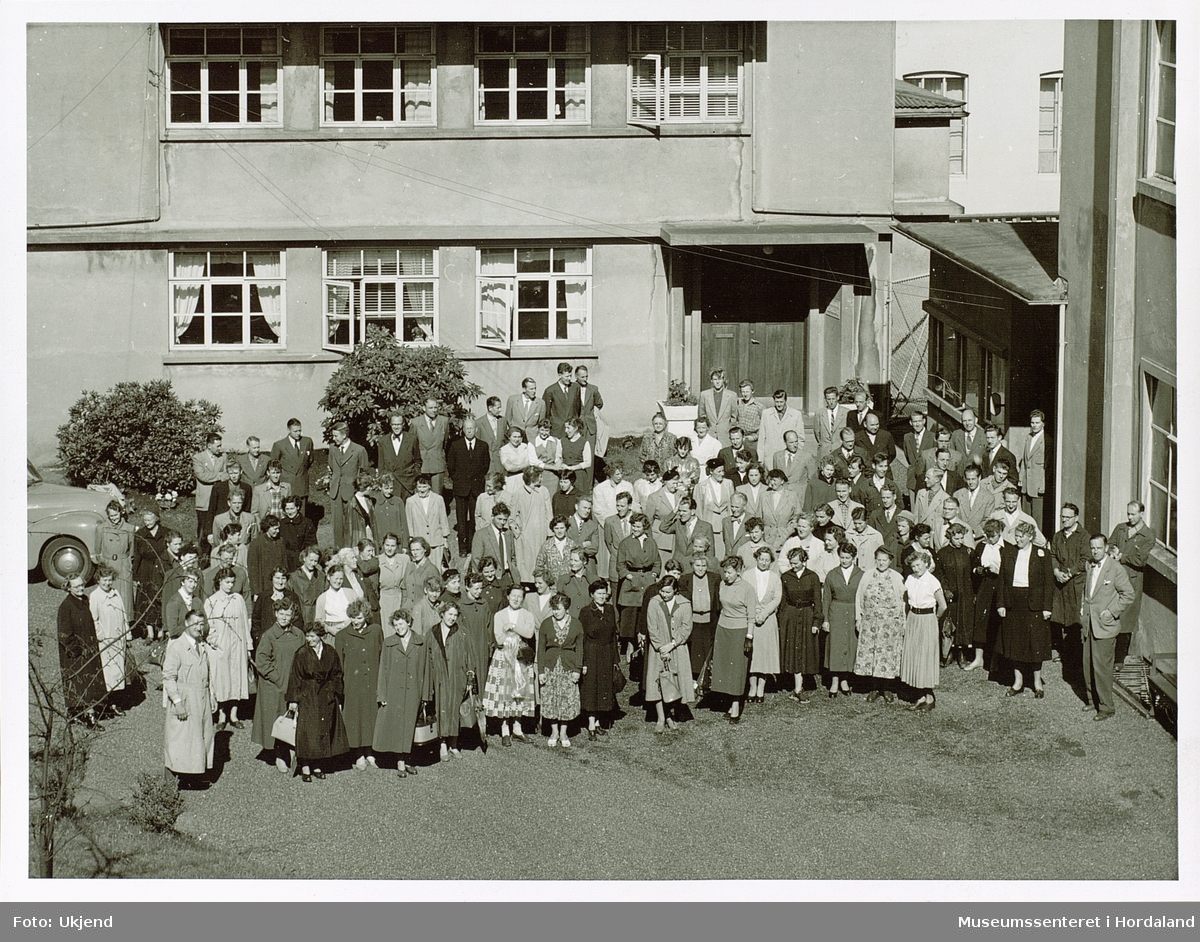 Ein del av arbeidarane på Trengereid Fabrikker, avd. Solheim i 1955.