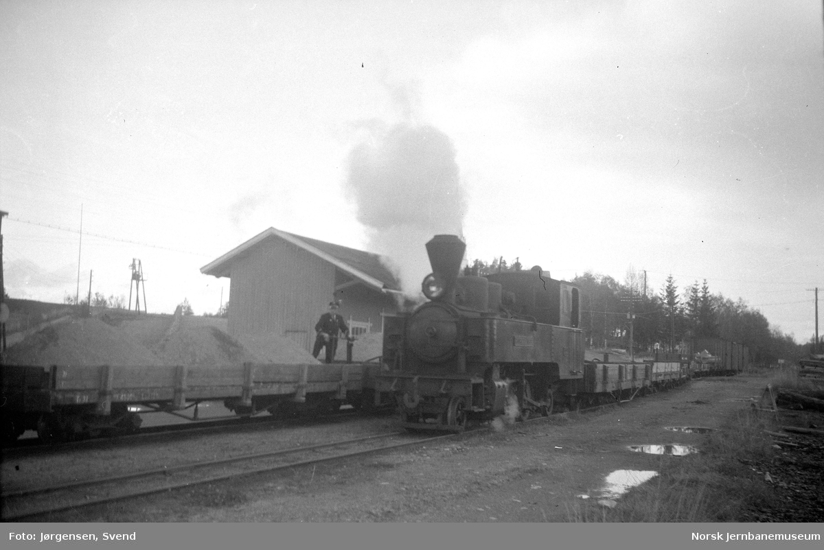 Damplokomotiv nr. 5 "Bjørkelangen" skifter på Løken stasjon
