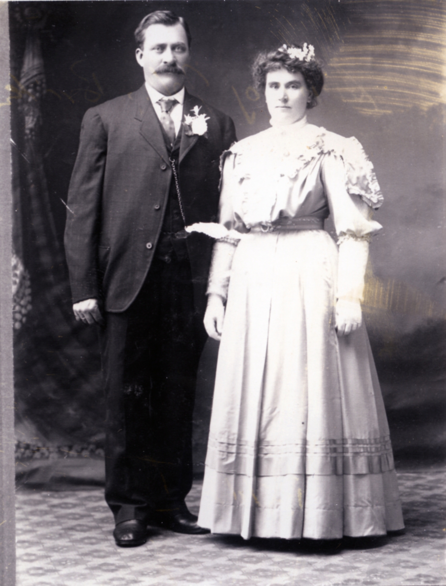 Portrett av Anne og John Bråten, Hedalen. Bryllupsbilde. 1908