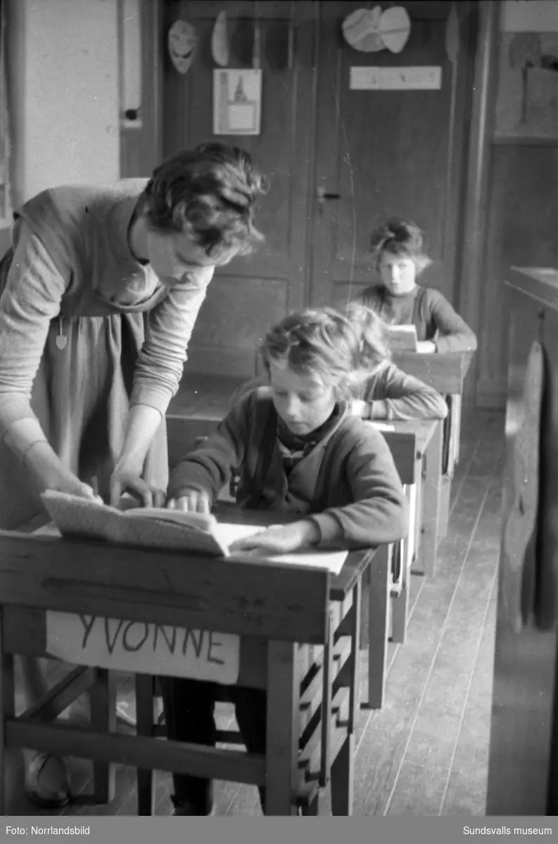 En serie bilder från Ulvsjöns skola i Stöde 1959. Reportagebilder om en klass på åtta elever som går i den lilla skolan.