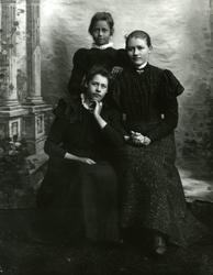 Tre unge jenter - søstre?