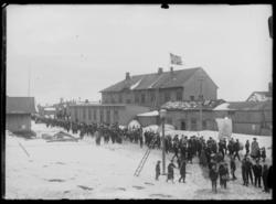 17.mai 1911. Fra kirketrappa mot syd. Rådhuset m/ kinobygnin