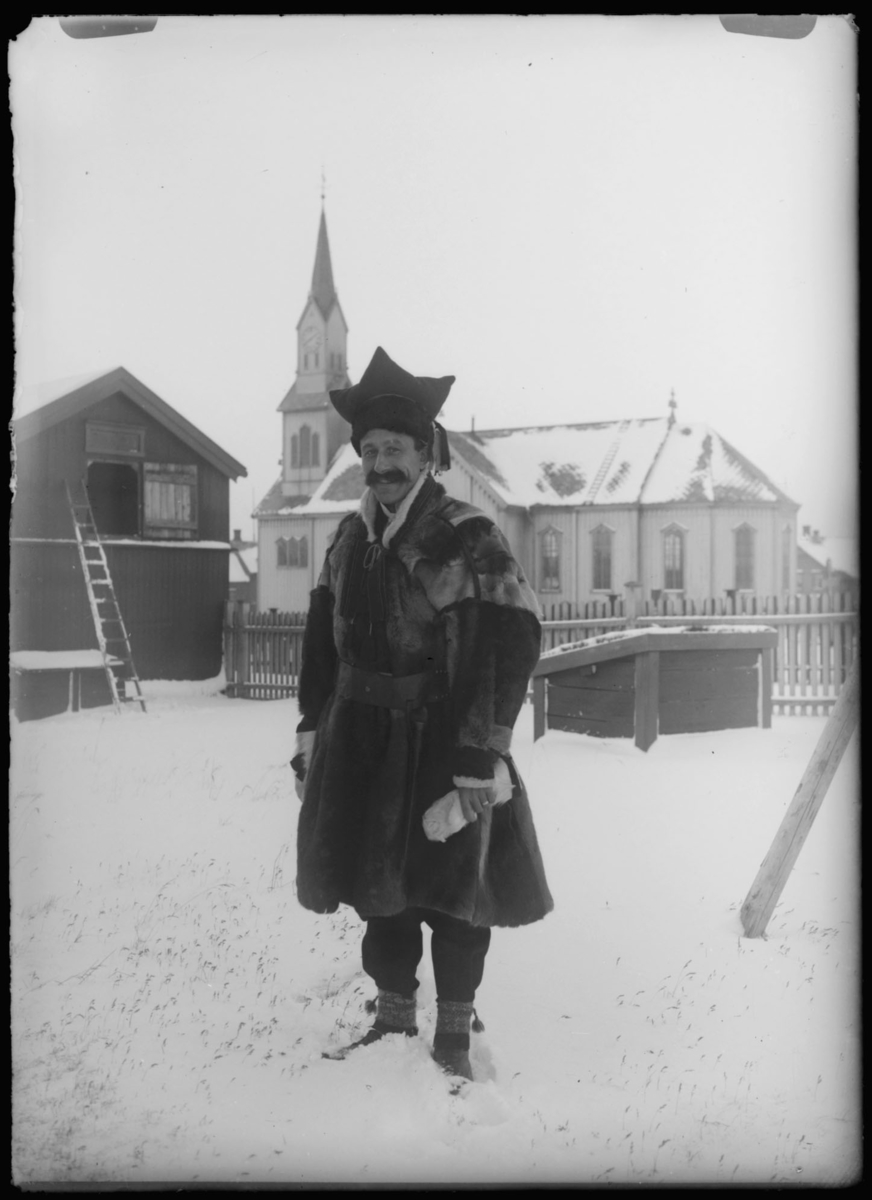 Vinter i Vardø. Mann kledt i pesk.