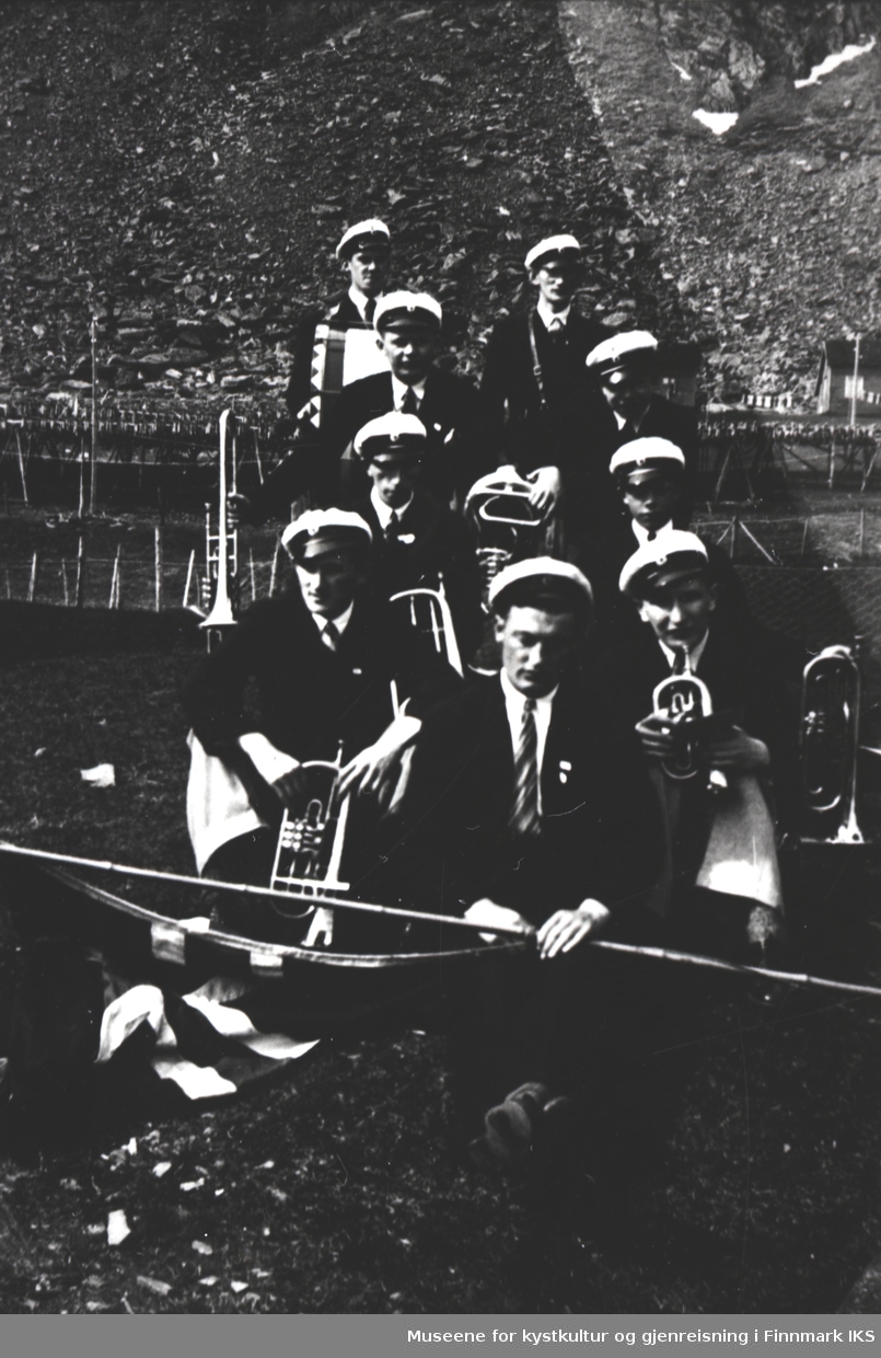 Gruppebilde av verdens nordligste musikkorps, Kjelvik Hornmusikk. Bilde er mest sannsynlig tatt i forbindelse med avreise til Landsstevne i Oslo i 1938.