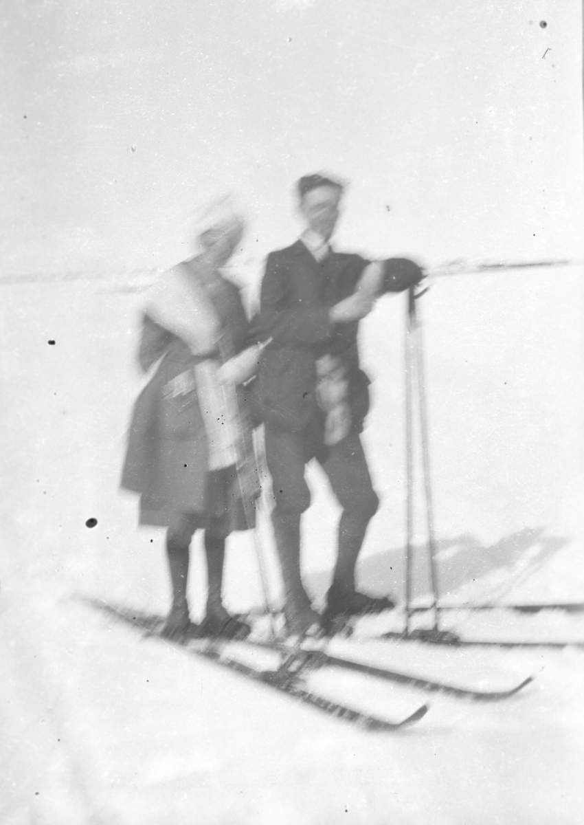 Et litt diffust bilde av Leif Hauge og kona Frida på skitur. Stedet er ukjent, men kan være i nærheten av Vadsø.