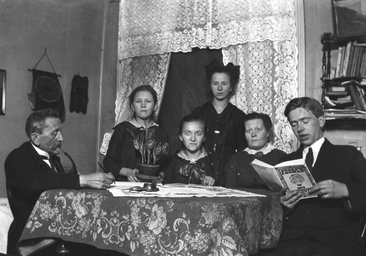 Leif Hauge sammen med familien. Leif sitter til høyre på bildet og faren til venstre. Kvinnene i midten er søstre og halvsøstre av Leif. Bilet er tatt i Bergen rundt 1920.