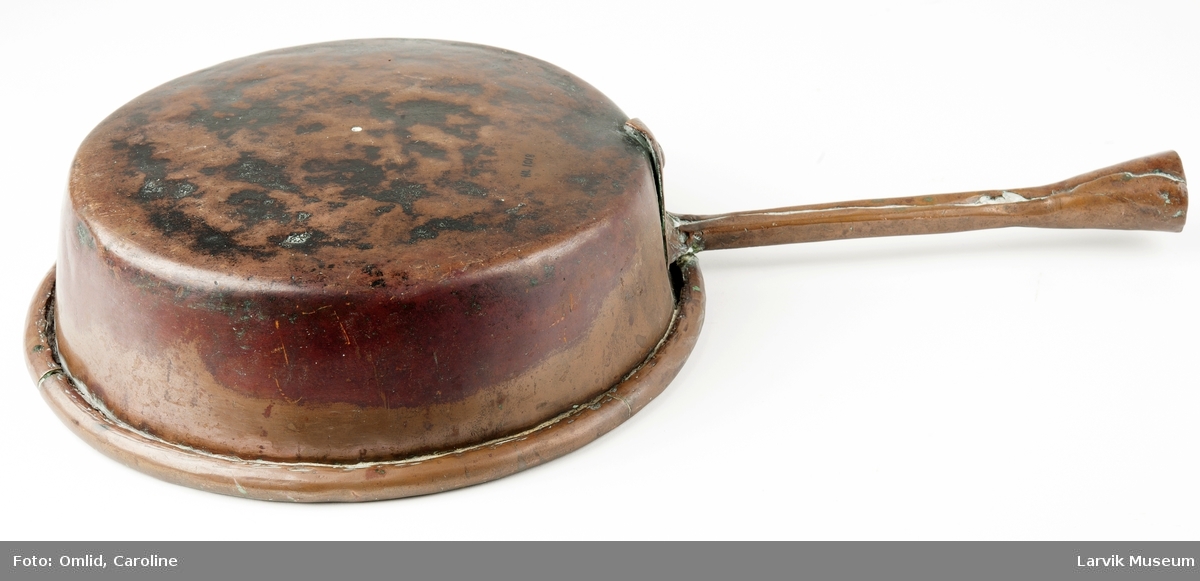 Form: rund, flat bunn/fortinnet innvendig/håndtak festet med kobbernagler til kobberbeslag som går i ett med håndtaket