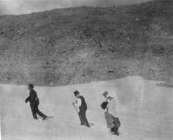 Fotoarkivet etter Gunnar Knudsen. Fire mennesker på fjelltur