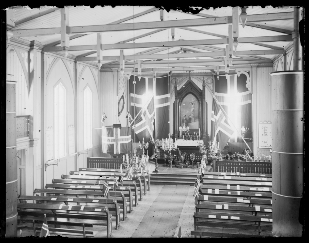 Vardø kirke pyntet til 17. mai-feiringen med norske flagg
