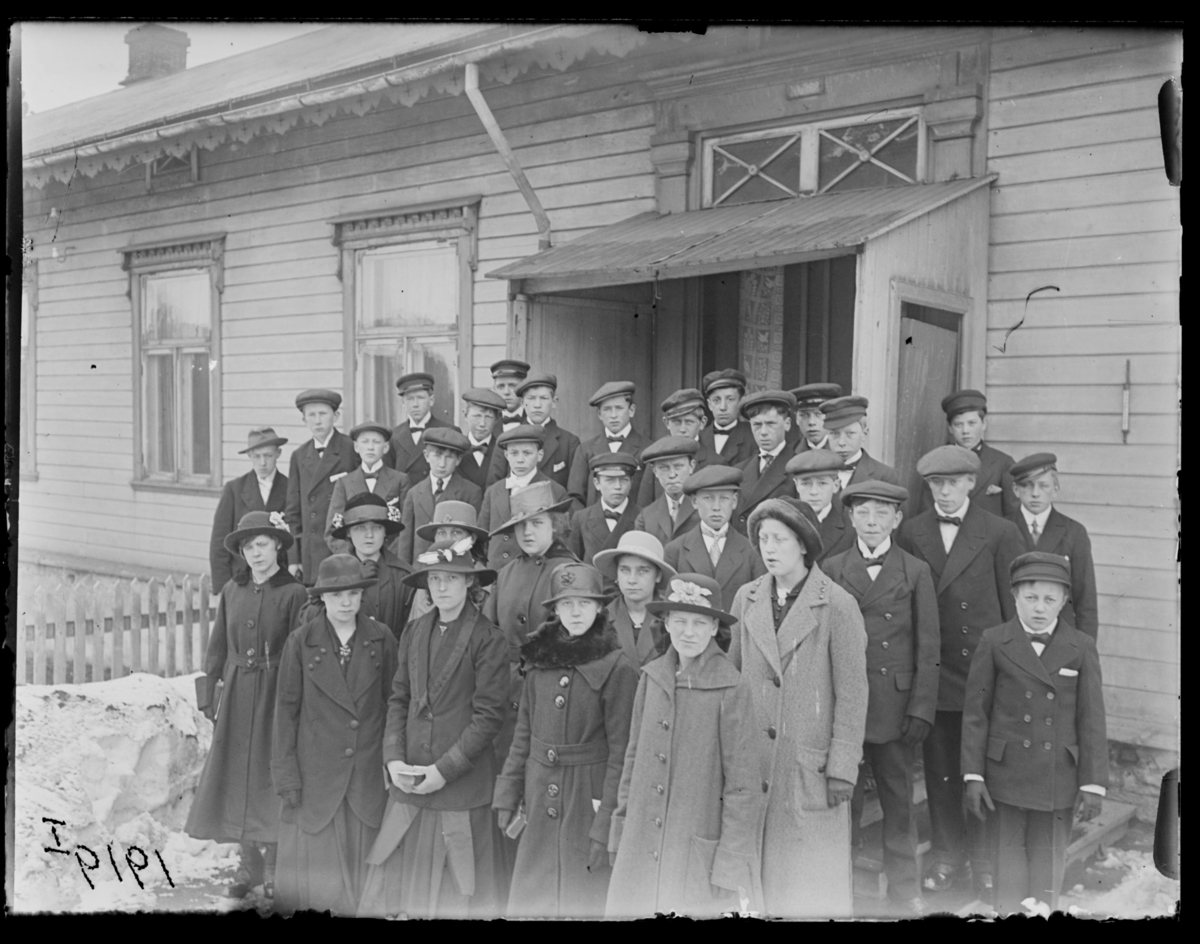 Konfirmanter fotografert på trappa til prestegården, Vardø 1919