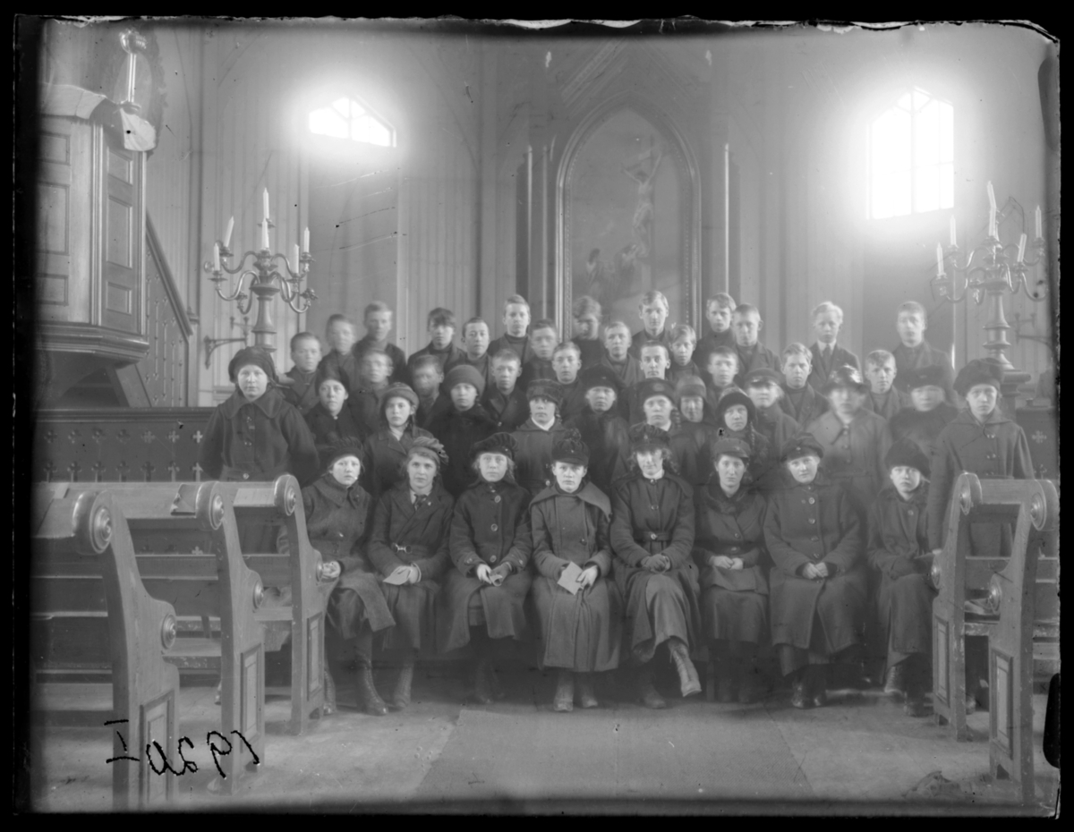 Konfirmanter, Vardø 1920. Bildet er tatt inne i kirka