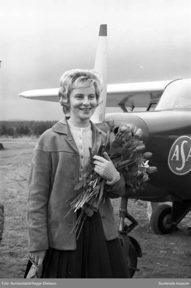 Inger Eriksson, Sveriges yngsta flygarflicka, flög mellan Jönköping och Midlanda, där hon välkomnades med stora famnen. Reportage för Dagens Nyheter.