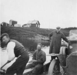 Fotoarkivet etter Gunnar Knudsen. Båttur på "Fiskum". Tre me