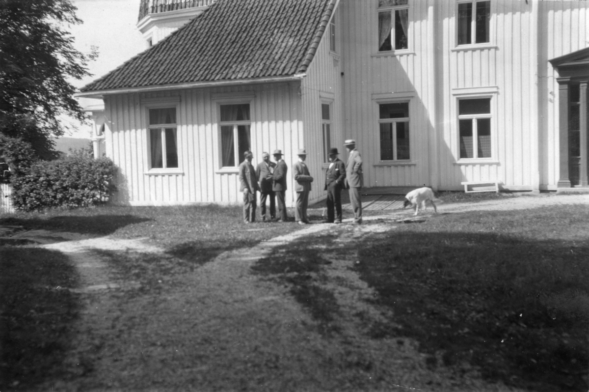 Fotoarkivet etter Gunnar Knudsen. Fem menn på Borgestad gård, 1926. Gunnar knudsen nr. 2 fra høyre. Nr. 1 fra høyre er ant. Gunnars eldste sønn, Erik C. Knudsen (d. 1954)