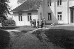 Fotoarkivet etter Gunnar Knudsen. Fem menn på Borgestad gård