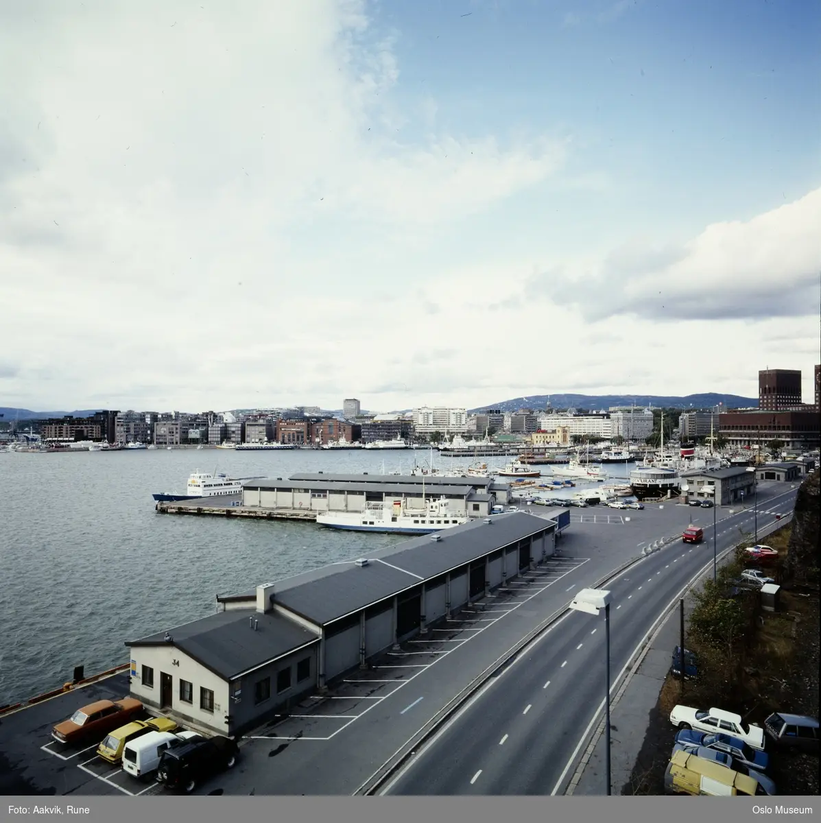 utsikt, havn, båter, havneskur, vei, biler, Rådhuset, Vestbanestasjonen, Aker Brygge