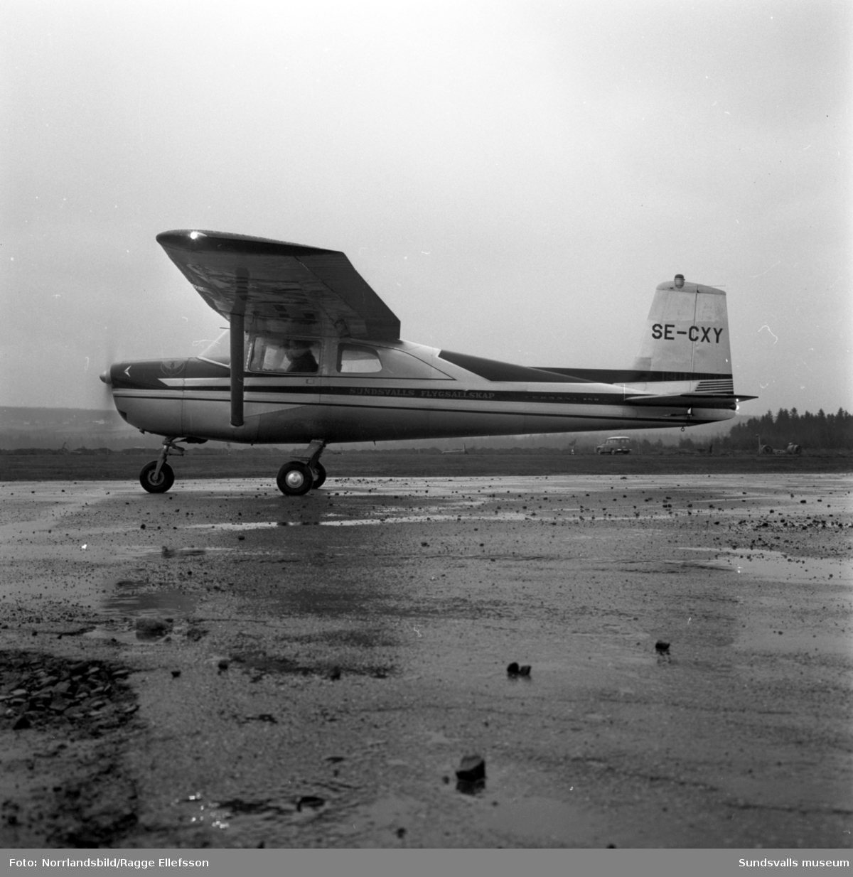 Sundsvalls flygklubb. Exteriör- och interiörbilder på flygplan. I bakgrunden syns baracken som tidigare varit Midlandas stationsbyggnad.