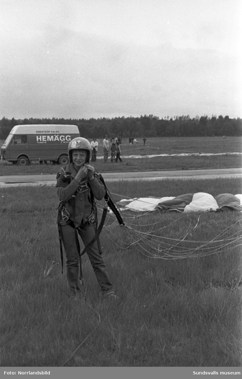 Fallkärmshoppning på Midlanda under Allmänflygets dag 1978.