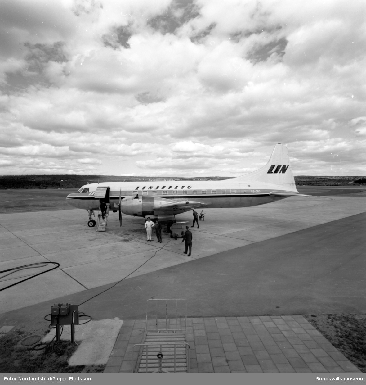 Trafikflygplan vid terminalen på Midlanda flygplats.