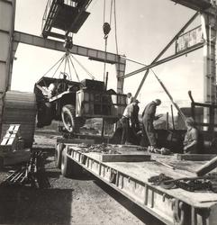 Vannkraftutbygging, anleggsmaskin vert henta på Bø stasjon.