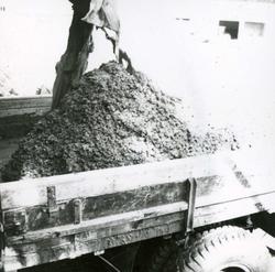 Vannkraftutbygging, lastebil som hentar betong.