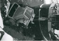 Vannkraftutbygging, lastebil vert drege opp av Bandak.