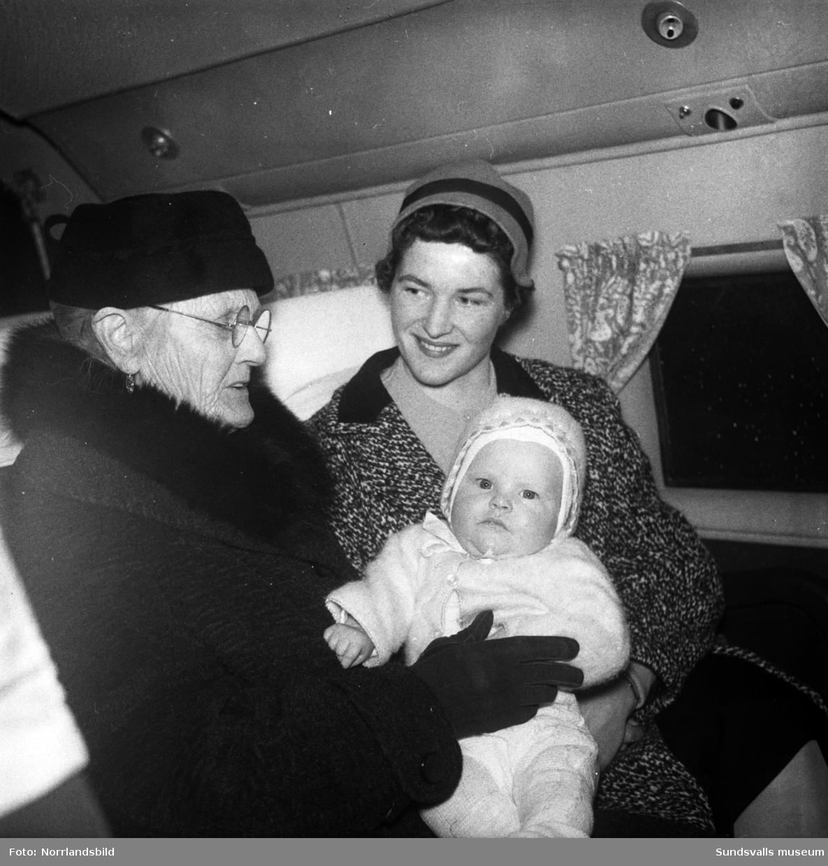Äldsta och yngsta passageraren på en avgång från Midland 1958, 89-åriga Hilma Sjögren, Älandsbro, och tre månader gamla Anita Lindblom från Sörberge.