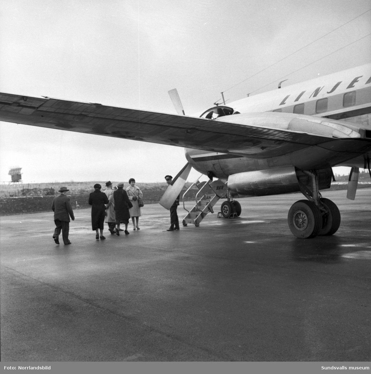 Bildserie som dokumenterar ett sällskap som gör en flygresa från Midlanda till Östersund.