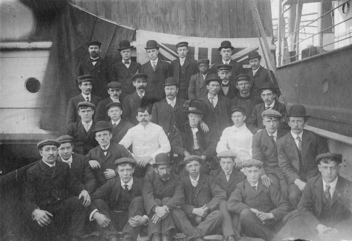 Fotoarkivet etter Gunnar Knudsen. Gruppe mennesker ombord på skipet "D/S Borgestad" i New York.