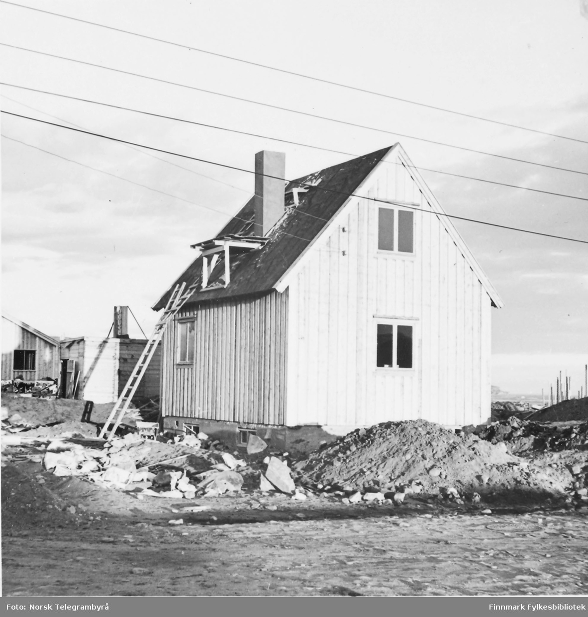 'Fra Vadsø høsten 1946. Typehus D 60 som ferdig koster 12.500 kroner.'Huset står i Idrettsveien. Se også FB 82006-133.