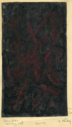 Färgskiss till matta. Teknik och namn ej angivet. Mörk matta med flammigt mönster i svart och mörkrött. I kanten skrivet: "80x170 varuprov  varmare röd". Vattenfärgsmålat på papper limmat på kartong. Signerad originalskiss av Anna Hådell.