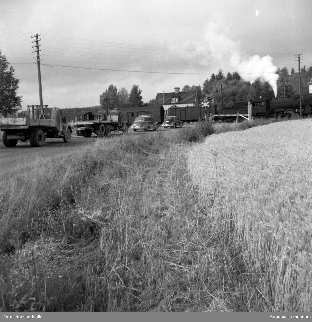 Järnvägsövergången i Lindsta, Jättendal, med banvaktstugan till vänster.