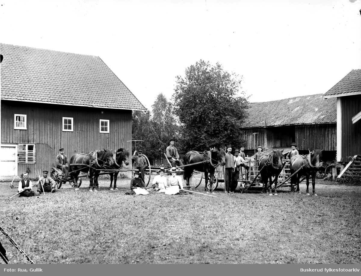 Folk og hester på Sundby på Eiker
Foto 1901