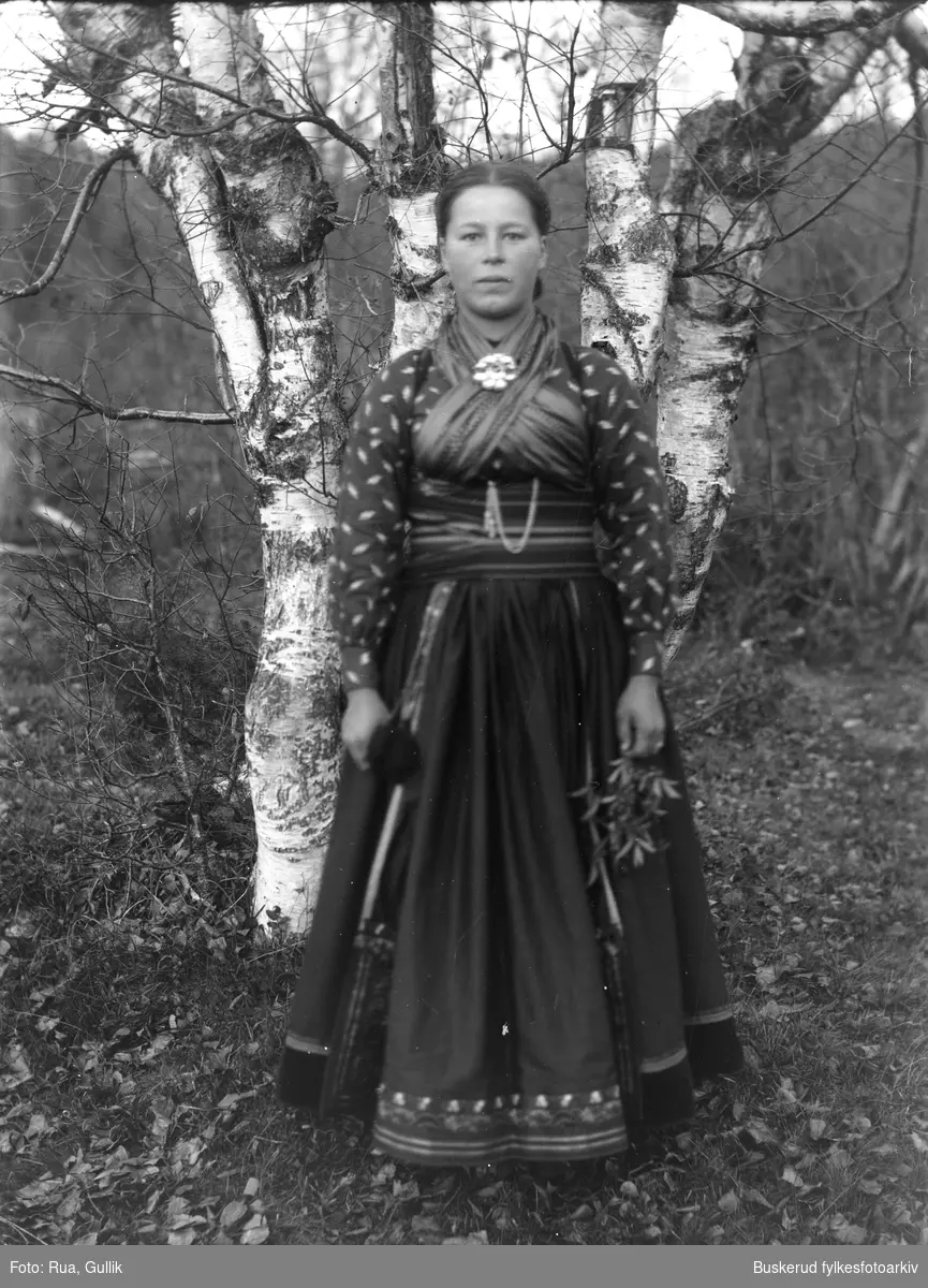 Ragnhild Midtbøen i bunad
Fra Helleberggrenda Telemark ca. 1900