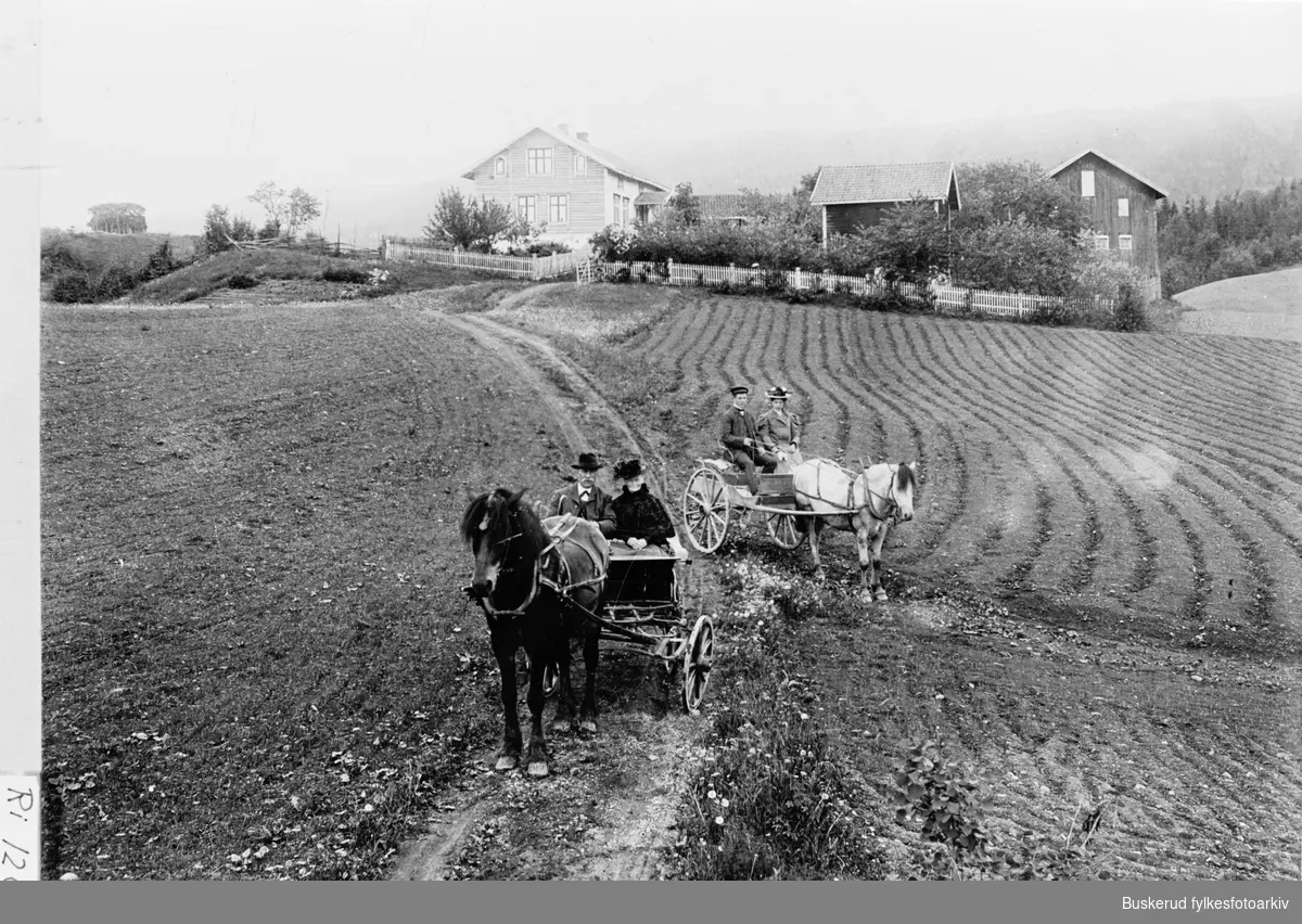 Søndre Berg gård i Haugsbygd. I den forreste vognen, Audun Olsen Berg med kone Helle. T.h. Hermann Berg med kone Anna
1911
