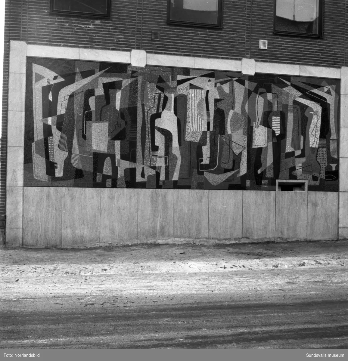 Konstverket på posthuset vid Köpmangatan. Mosaik, "Folkvimmel" av Nils Wedel, 1955.