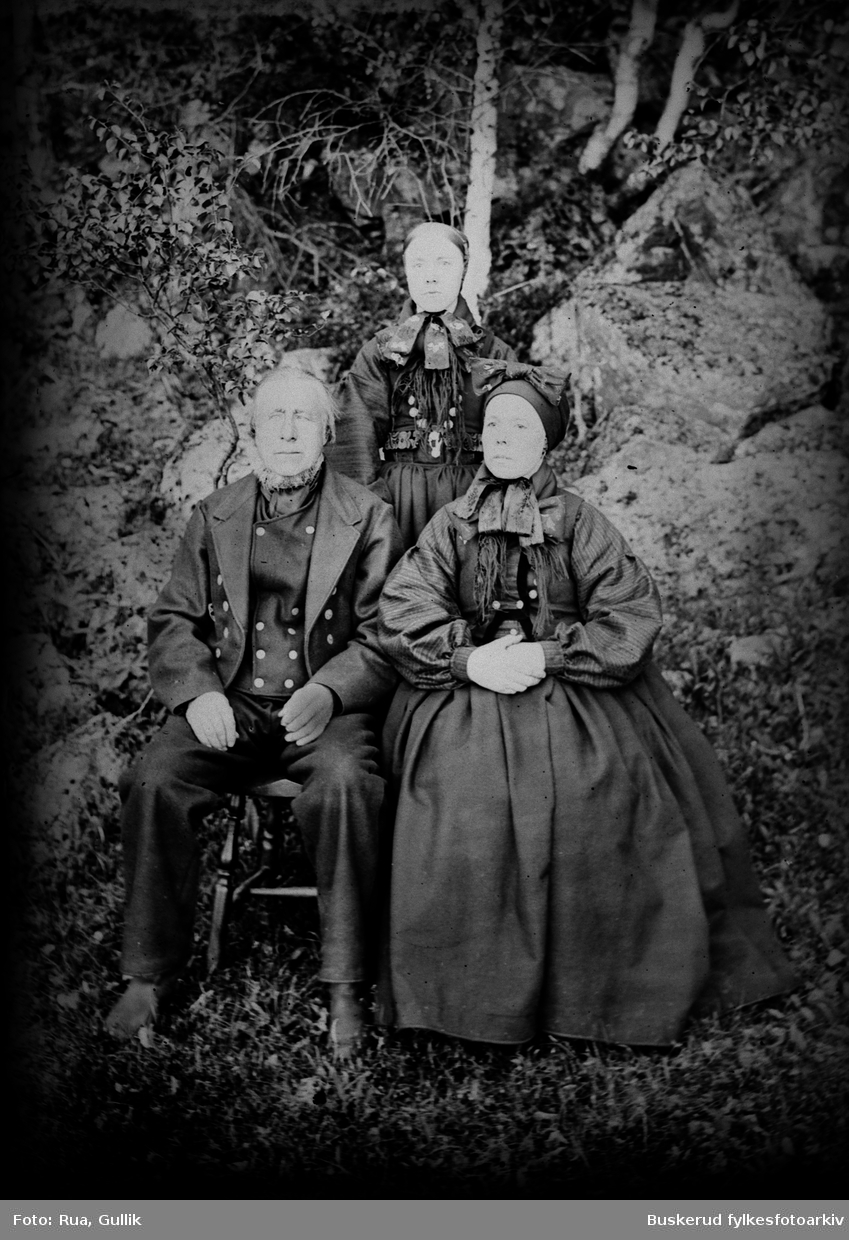 Knut O. Ørstein(1833-1910) og kona Ingebjørg Hansd. Østre Lande (1854-1941)  Datter Anne (1882-1963) Flesberg 1899
1899