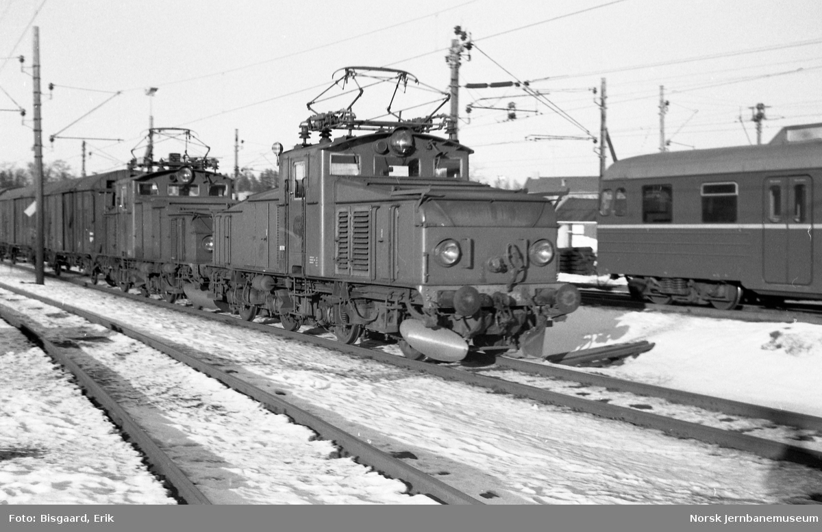 Svenske lokomotiver litra Hg2 nr. 665 og 686 med tog 4859 på   Ski stasjon