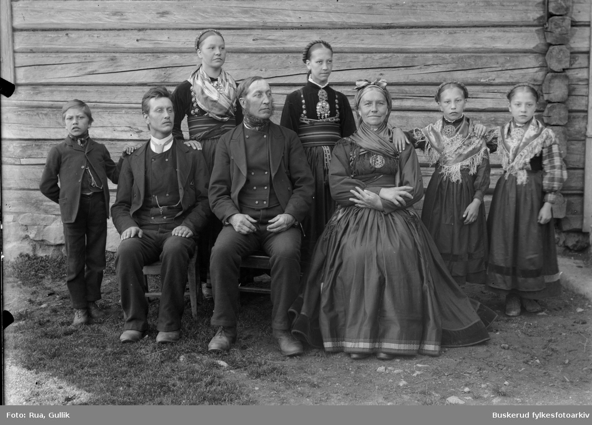 Ole G. Mosrygg (fra Omnes) og Kona Tone A.Hafsten Barn fra v.: Andres Mosrygg(1888...) Gunleik Mosrygg (1868.....) Gunhild Mosrygg (1872....) Guri Mosrygg (1876....) og Aslaug  Mosrygg og Ragnhild Mosrygg (1885....)

Ole Moserygg med sin familie
seks barn
1896