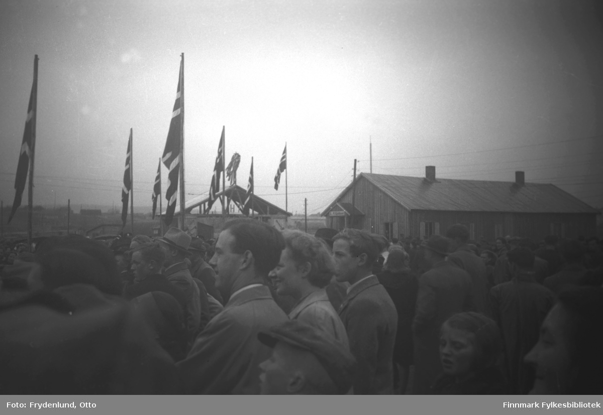 Stort oppmøte av tilskuere i Vadsø i anledning Haakon VIIs besøk 12. juli 1946