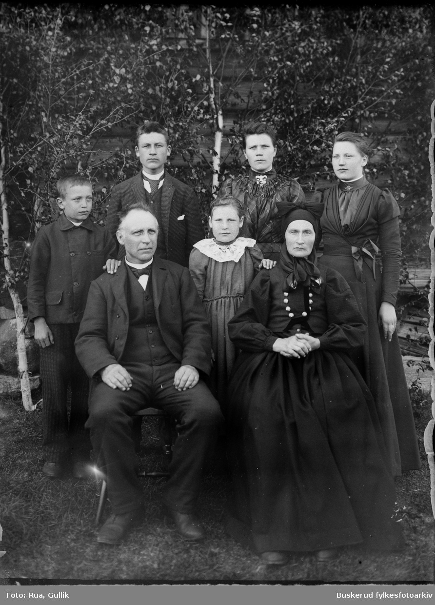 Sjur Haugen gift med Kari Herleiksd.Gardås.
Barn fra venstre: Ola Haugen ,Herleil Haugen eller Kristen Haugen, Jøran gift Bakken ,Ingebjørg (Ingeborg) gift med Gullik L. Rua (Nord Rua) og i midten Anna
  Jondalen ca.1900