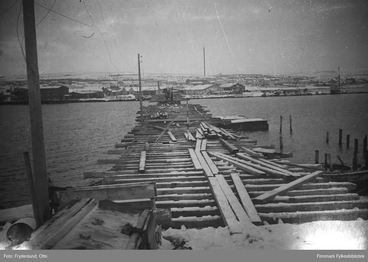 Provisorisk bro fra Vadsøya over til Ørtangen. Tyskerne bygde den første broa, men den ble ødelagt under tilbaketrekninga. Ny bro ble satt opp i 1946, antakelig var byggeleder Arnulf Ekeland ansvarlig for prosjektet, jfr. albuminnskrift