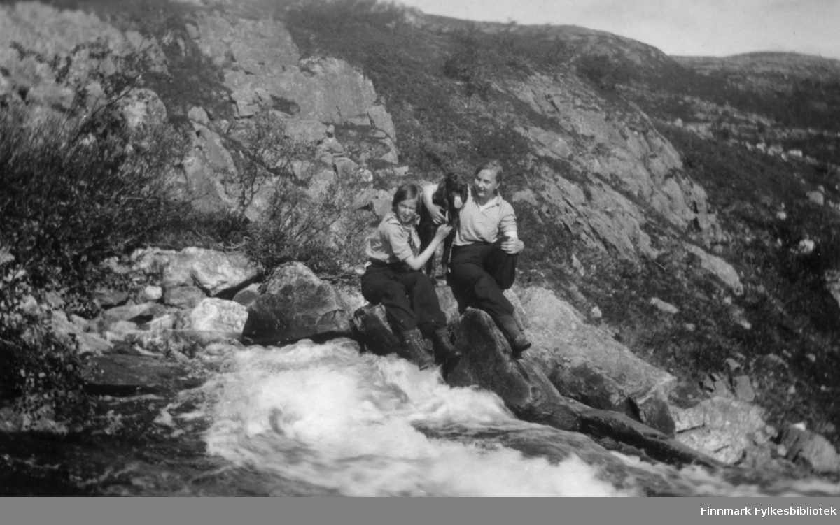 Ruth Grønvigh og Ella Gunnari på tur til fossen ovenfor Fosshytta i Bugøyfjord, sommeren 1934