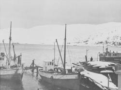 'Havna i Hammerfest.1945.' Tre fiskebåter