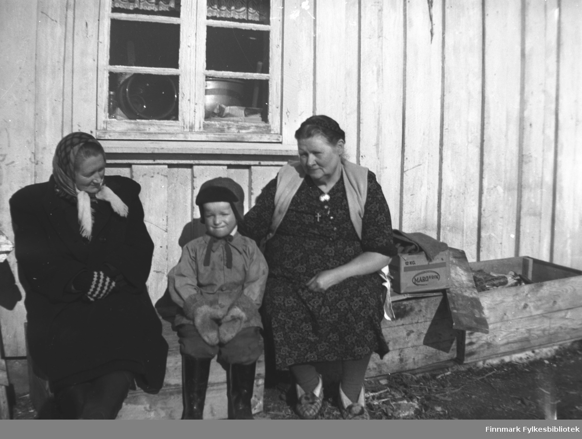 Fra venstre: Marine Smuk, Sture Olsen Lie og Kathinka Mikkola. Marine var tante til Sture og Kathinka var hans bestemor