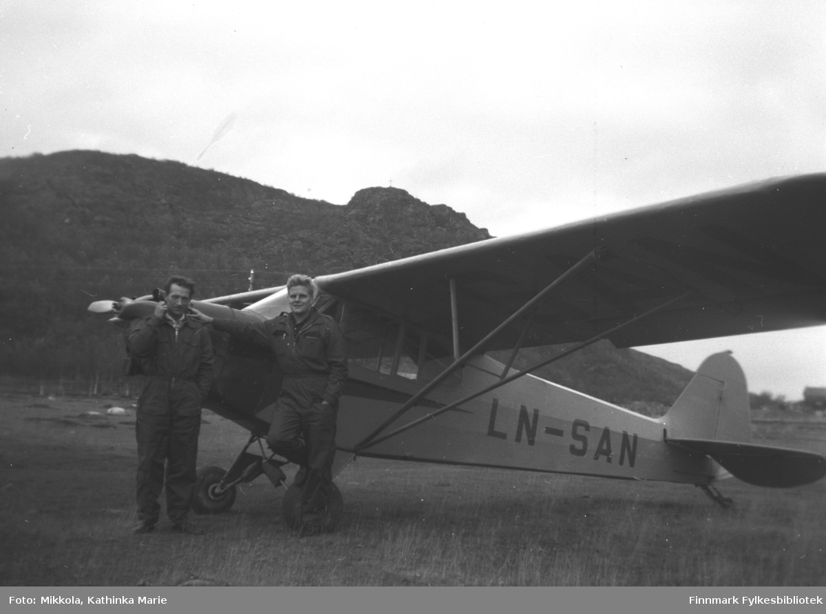 Besøk på Mikkelsnes med småfly (Piper Cub LN-SAN9 fra Kirkenes Flyklubb 1958-60. Til venstre Storm Mikkola, mannen til høyre ukjent.