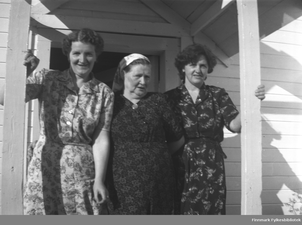 Tre kvinner på trappa til Mikkelsnes. Fra venstre Astrid Lindseth, Kathinka Mikkola og Alfhild Mikkola. Kathinka var mor til Astrid og svigermor til Alfhild