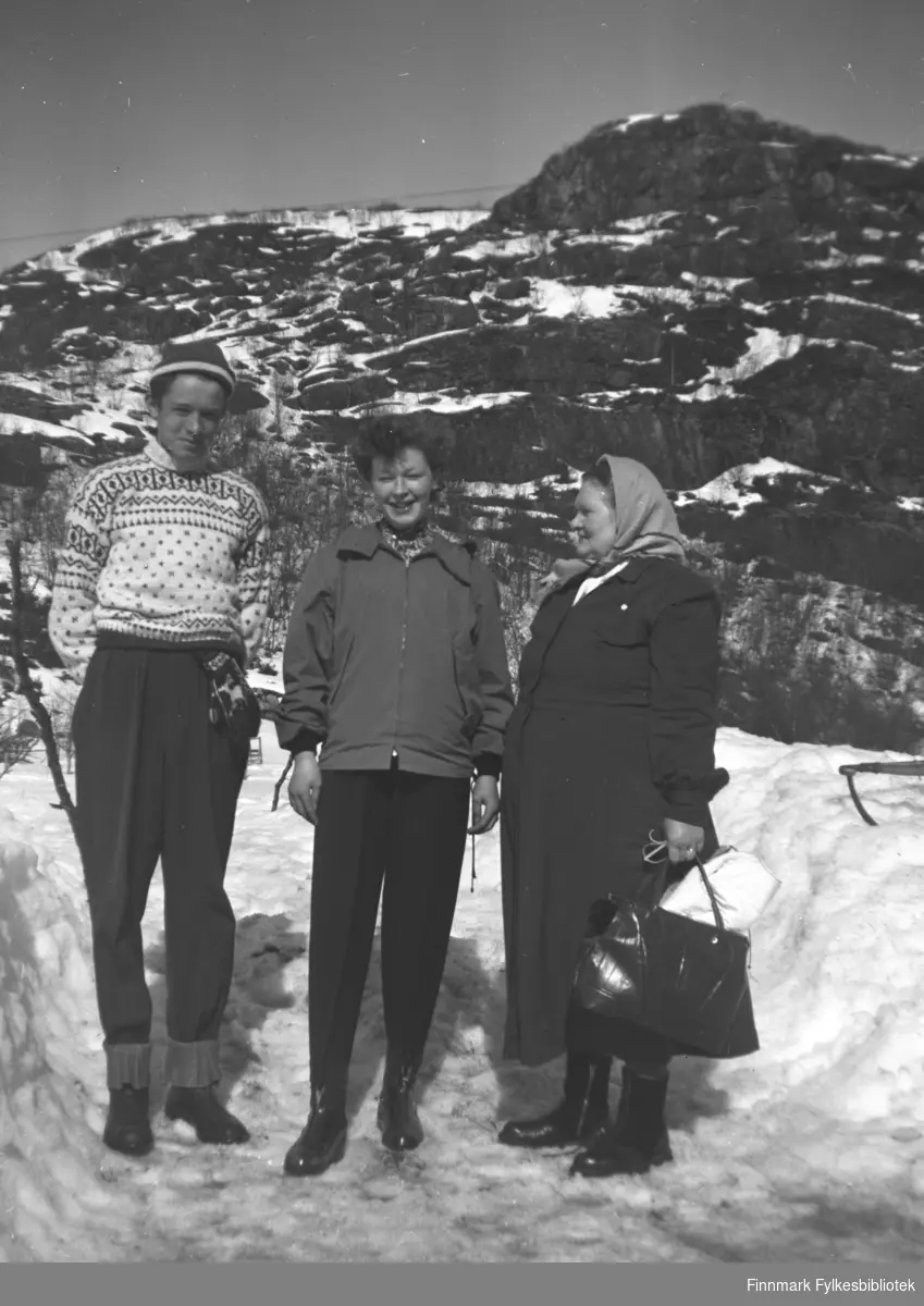 Påskestemning på Mikkelsnes, ca. 1958-1965. Fra venstre: Søskenbarna Bjørn Mikkola og Grete Lill Olsen. Til høyre bestemor Kathinka Mikkola