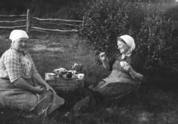 Pause i arbeidet. Ida Angel til venstre, Kathinka Mikkola ti